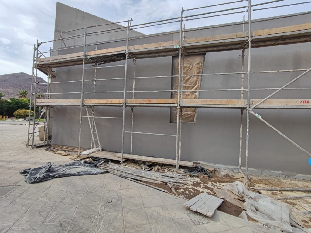 construccion con andamio