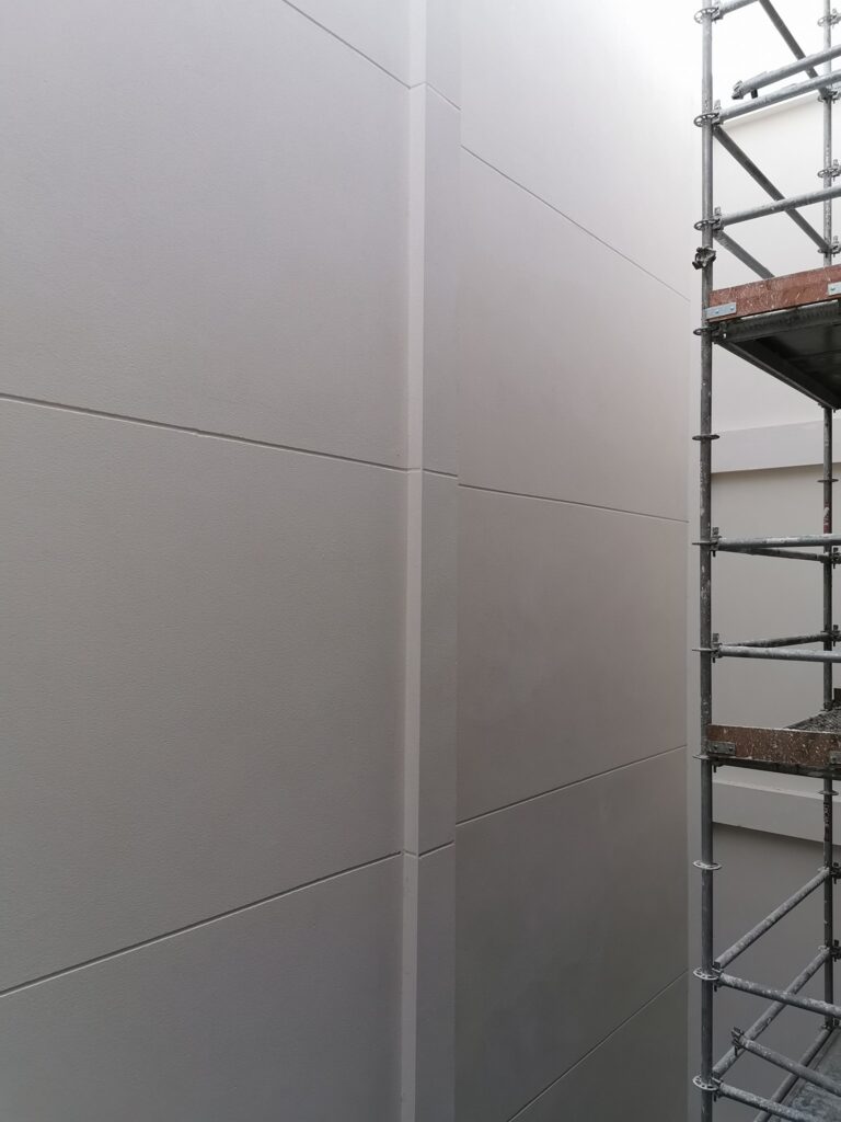 andamio edificio blanco